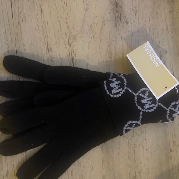 Michael Kors logo gloves - Picture 2 of 2